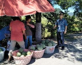 雨天群众吃瓜视频,群众欢聚共享雨日美好时光