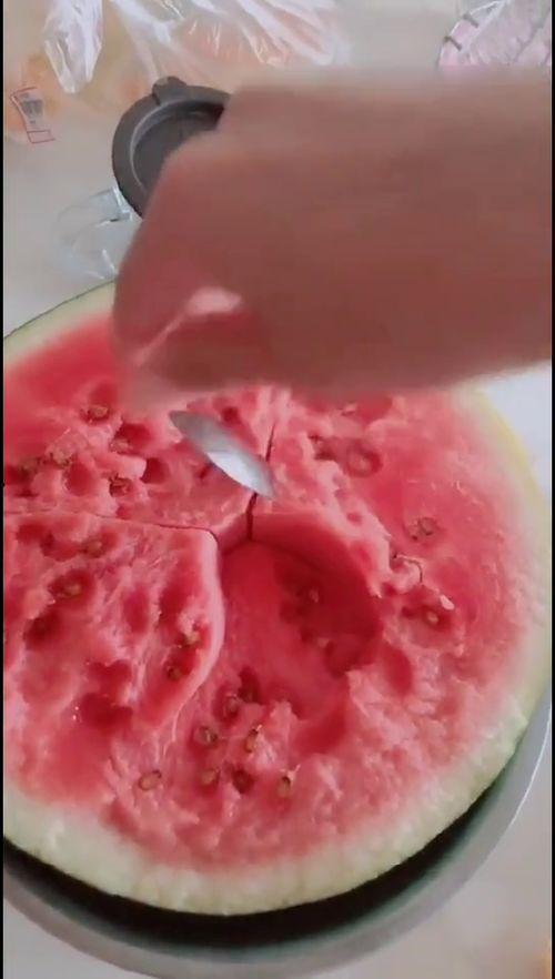 吃小瓜的文案,一口咬下，满口生香